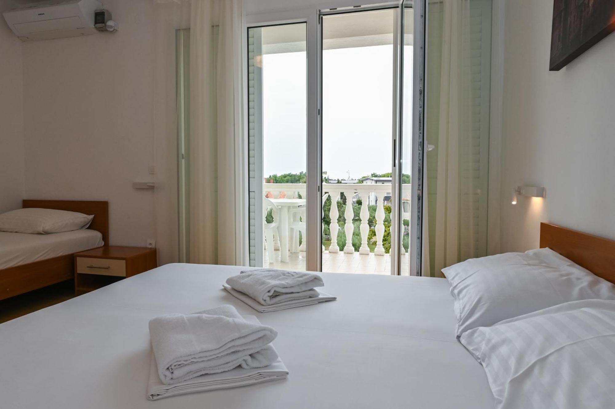 Seagull Pool Apartments & Studios Novalja Bilik gambar