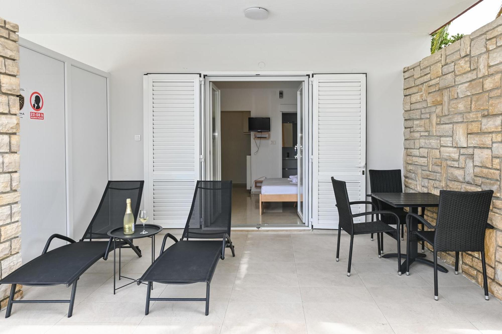 Seagull Pool Apartments & Studios Novalja Bilik gambar