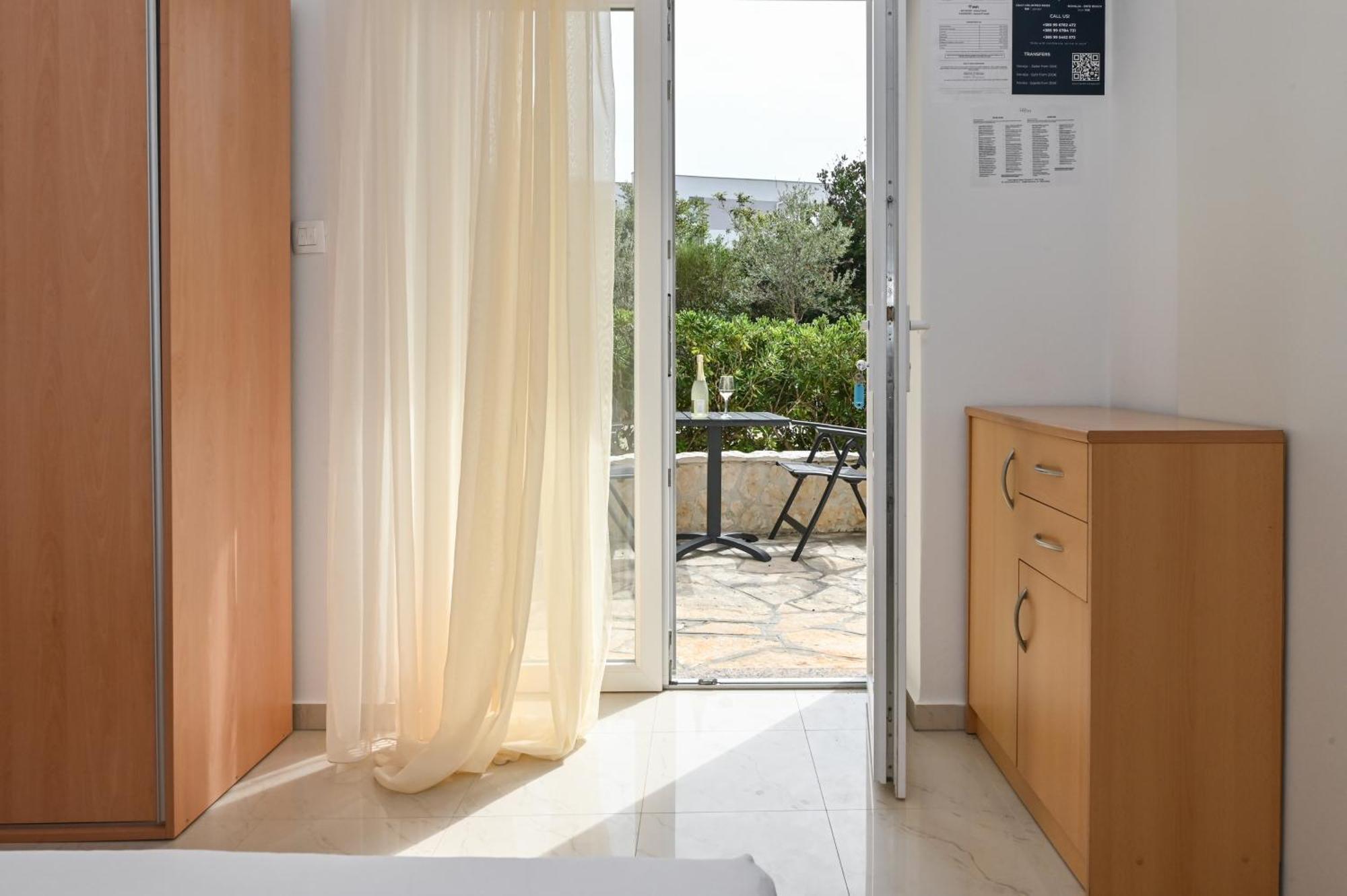 Seagull Pool Apartments & Studios Novalja Bilik gambar